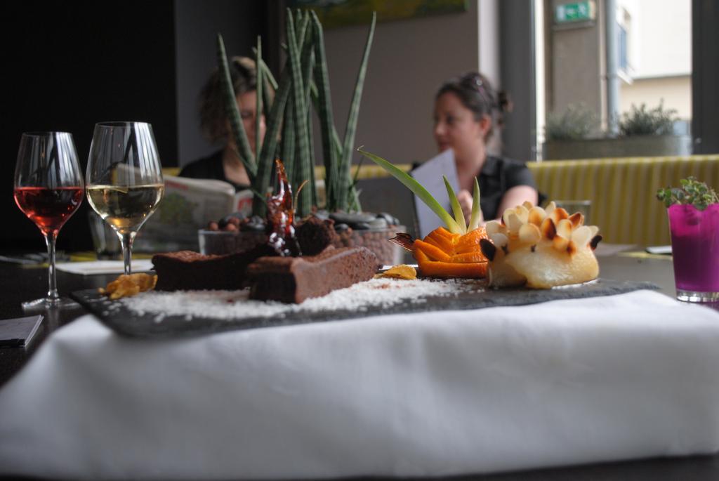 Hotel-Restaurant Le Victoria 렌 외부 사진